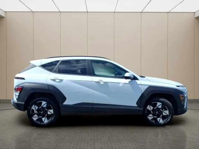 Used 2025 White Hyundai SEL image 7