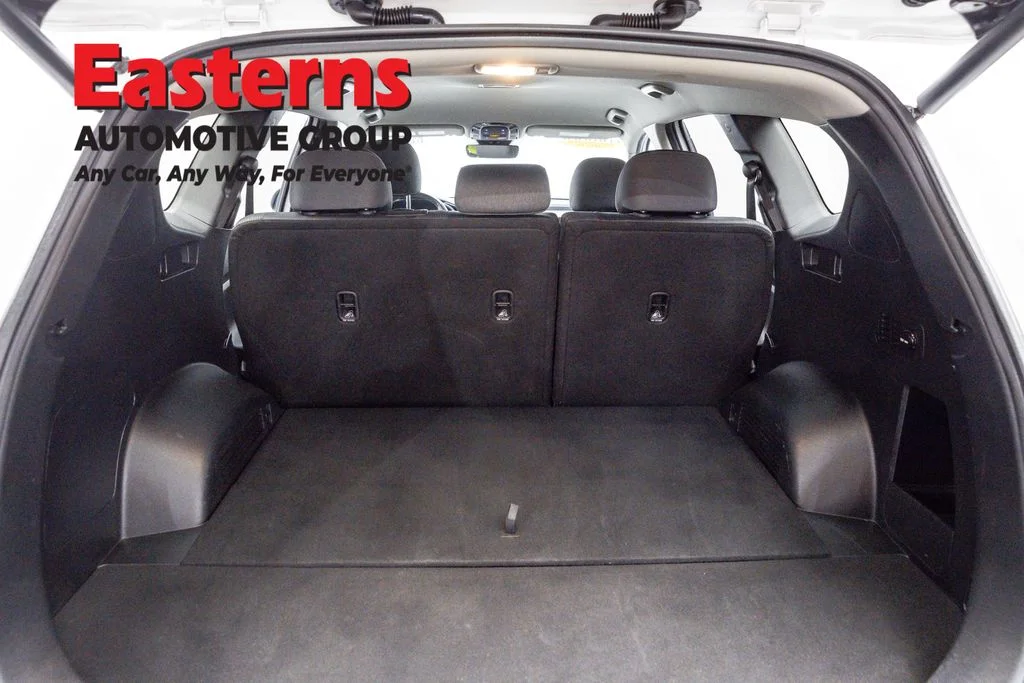 Used 2023 White Hyundai SEL image 9
