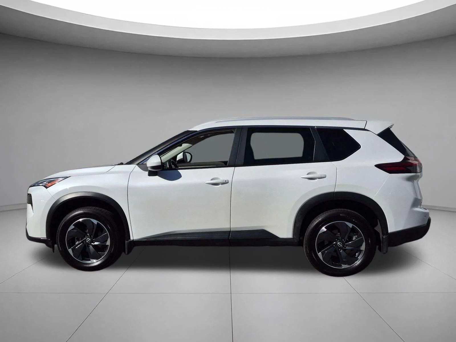 Used 2025 Everest White Pearl Nissan SV image 2