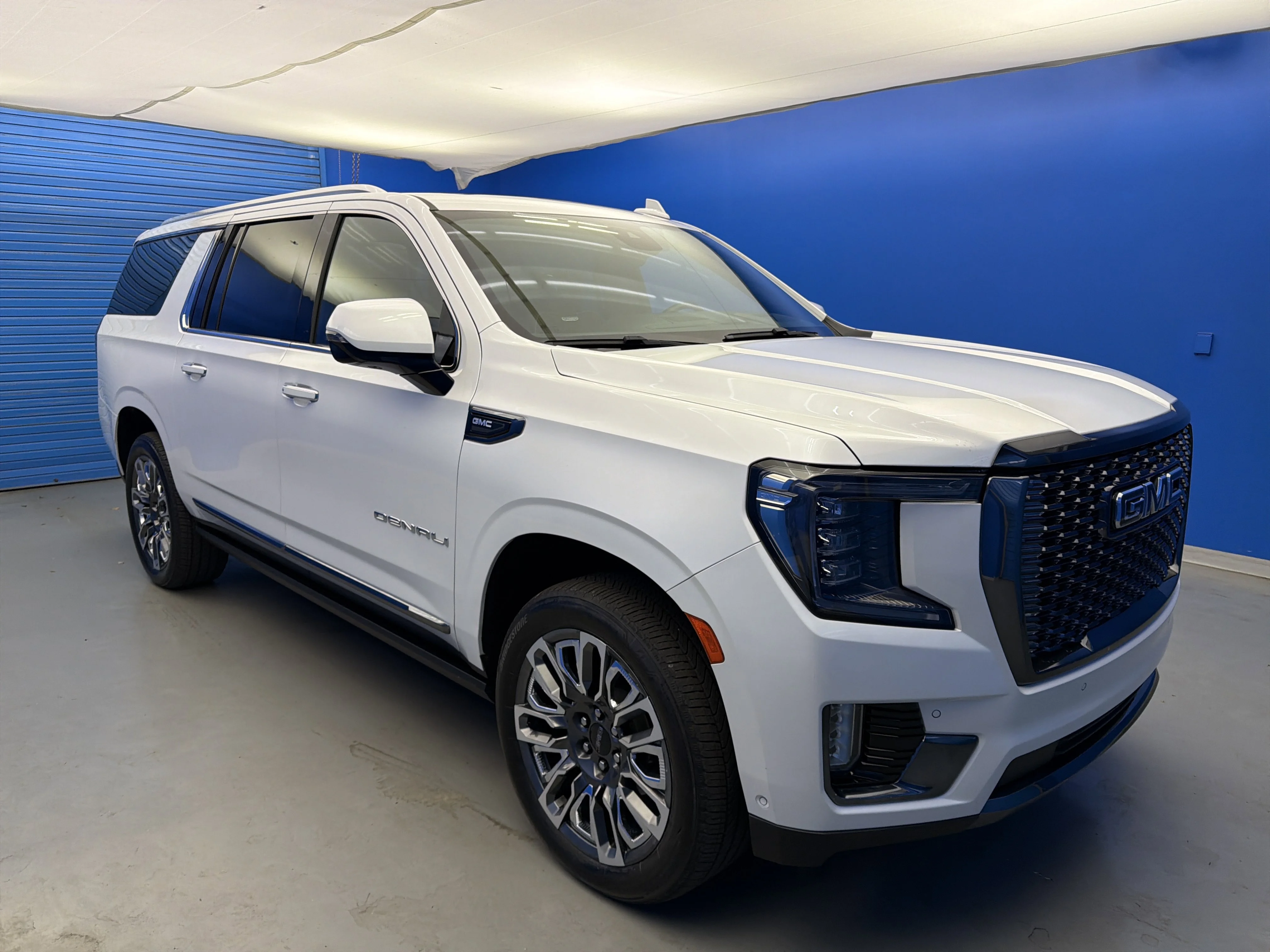 Used 2023 White Frost Tricoat GMC Denali Ultimate image 2