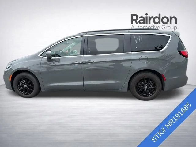 Used 2022 Ceramic Gray Clearcoat Chrysler Touring L image 4