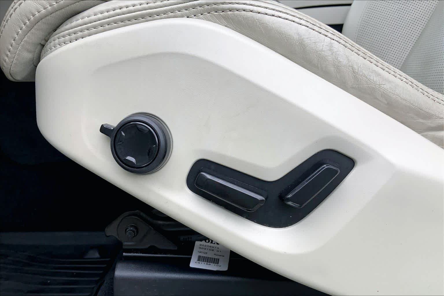 Used 2018  Volvo Inscription image 32