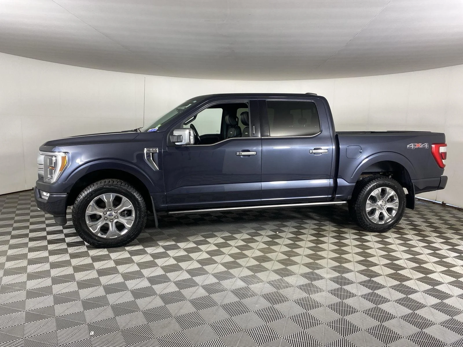 Used 2021 Smoked Quartz Metallic Tinted Clearcoat Ford Platinum image 7