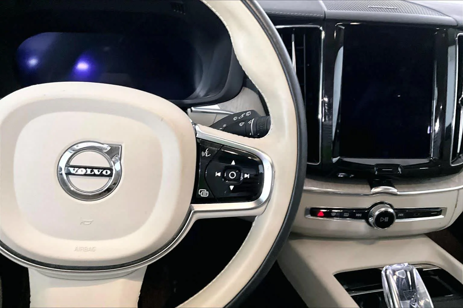 Used 2022 Crystal White Metallic Volvo Inscription image 25