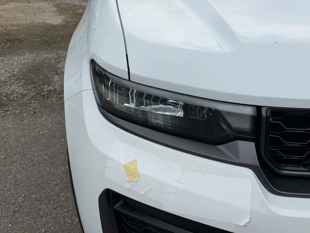 New 2026 Bright White Clear-Coat Exterior Paint Jeep Limited image 5