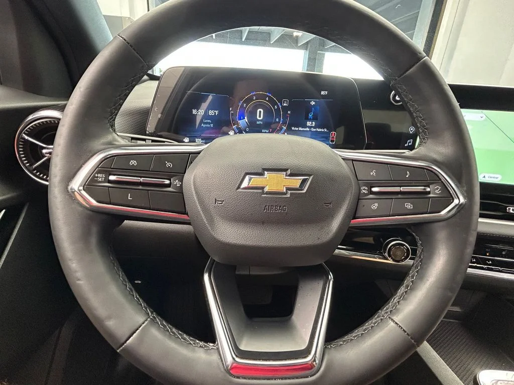 Used 2025 Summit White Chevrolet LT image 27