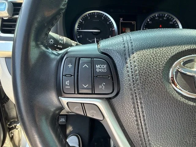 Used 2018 Silver Toyota XLE image 12