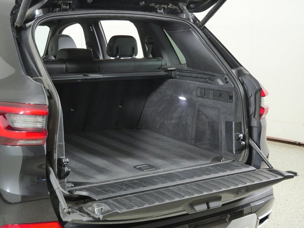 Used 2022 Black Sapphire Metallic BMW xDrive40i image 29