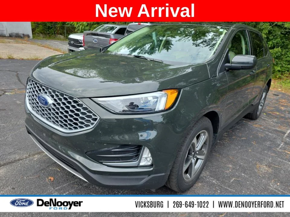 Used 2023 Green Ford SEL image 1