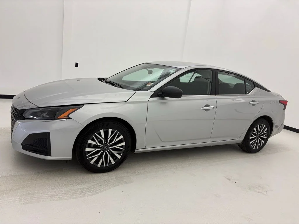 Used 2025 Silver Nissan 2.5 SV image 13