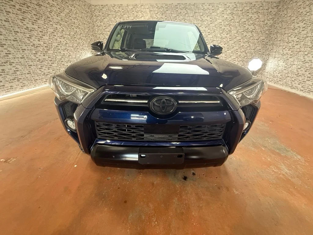 Used 2020 Nautical Blue Metallic Toyota Venture image 2