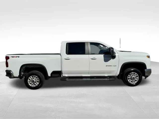 Used 2025 White Chevrolet LT image 9