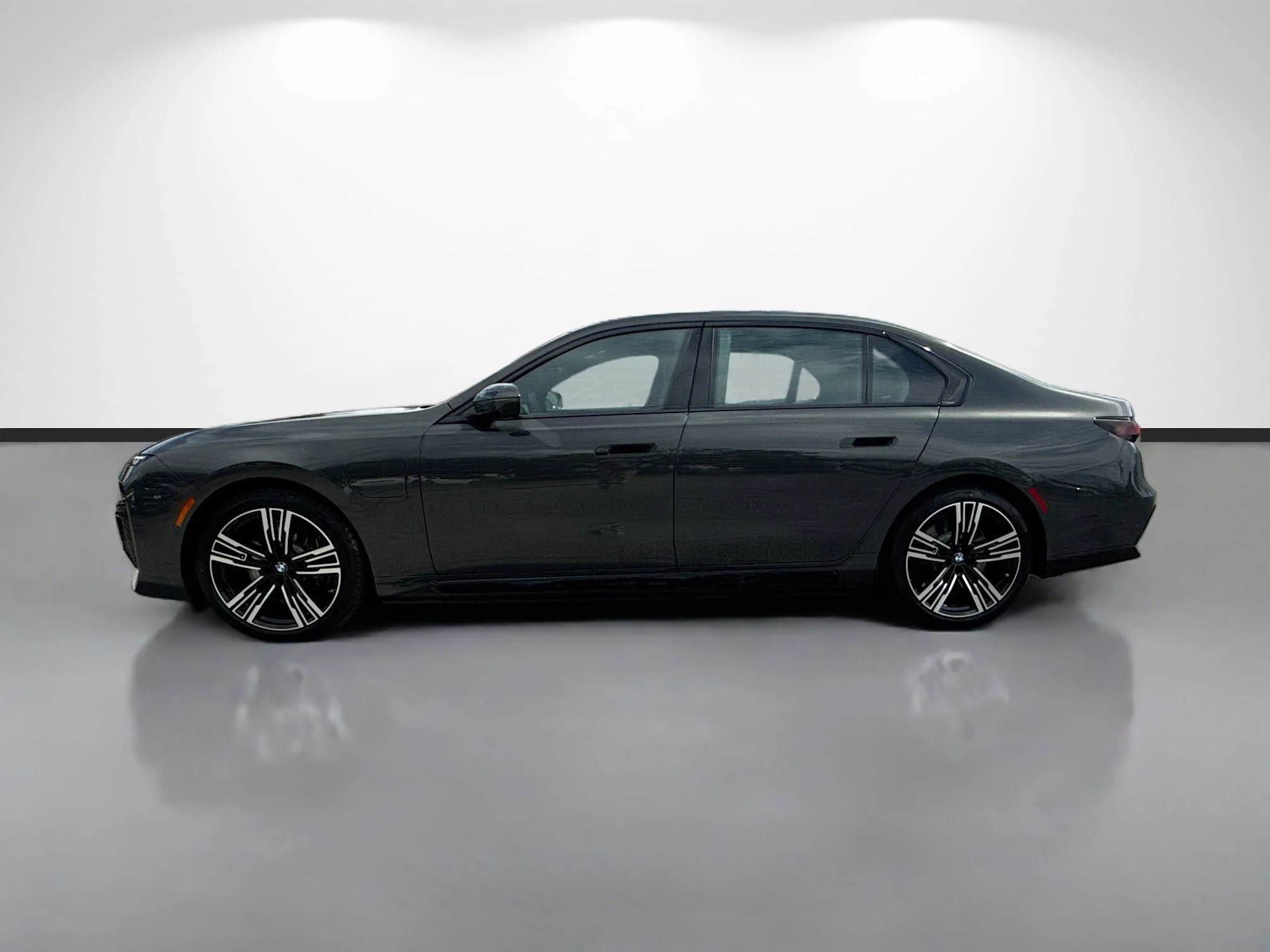 New 2026 Dravit Grey Metallic BMW 750e xDrive image 6