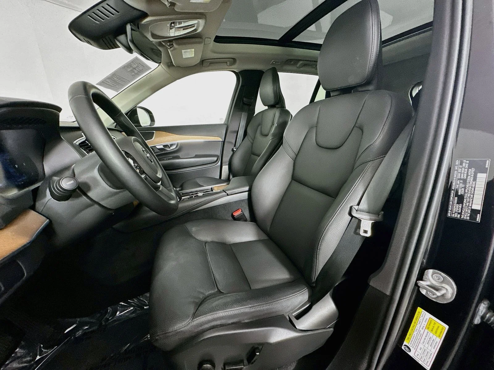 Used 2025 Onyx Black Metallic Volvo B6 Plus 7-Seater image 21