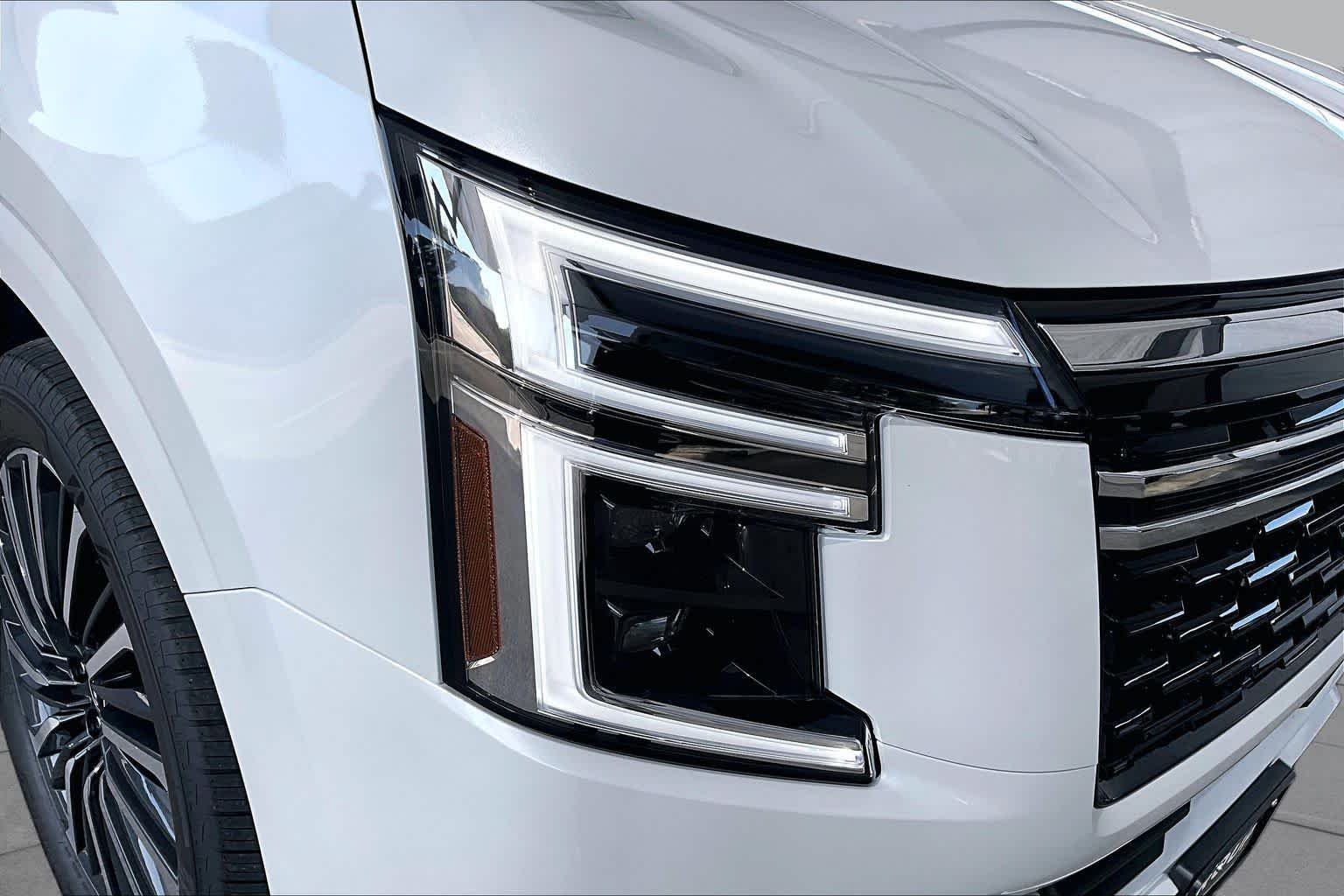 New 2026 Everest White TriCoat / Super Black Two-tone Nissan Platinum Reserve image 18