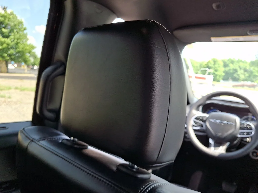 Used 2025 Diamond Black Crystal Pearlcoat Chrysler Select image 14