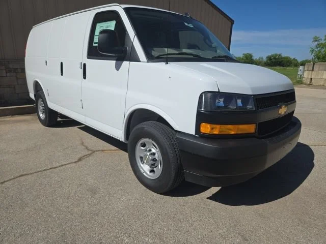 New 2025 Summit White Chevrolet WT image 3