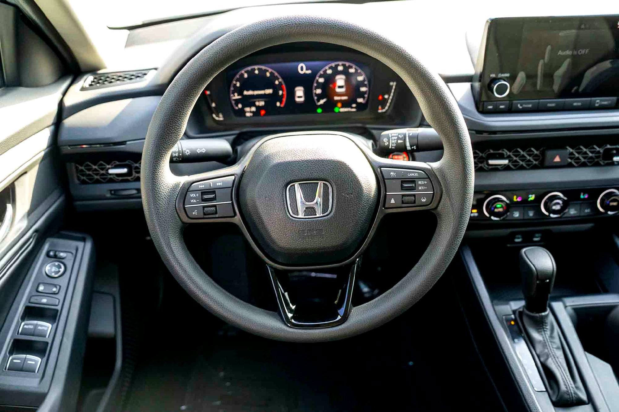 Used 2025 Silver Metallic Honda SE image 25
