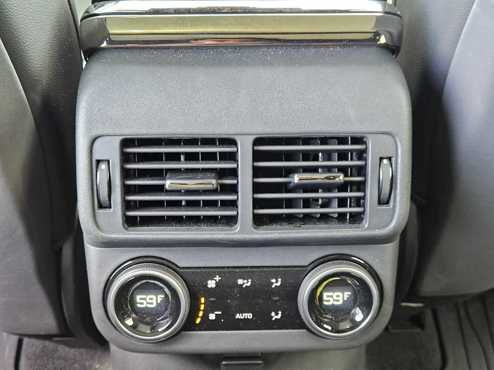 Certified Used 2026 Charente Grey Premium Metallic Land Rover Dynamic SE image 32