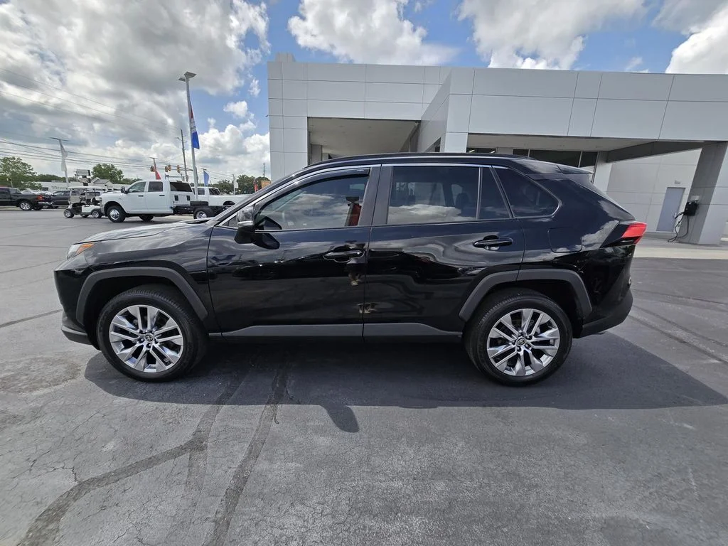 Used 2022 Midnight Black Metallic Toyota XLE Premium image 8