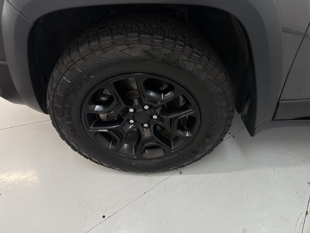 Used 2019 Crystal Metallic Jeep Trailhawk image 33