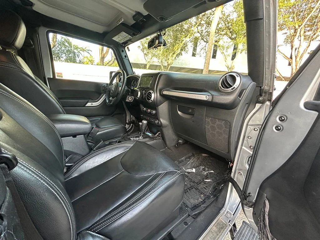 Used 2016 Silver Jeep Sahara image 27