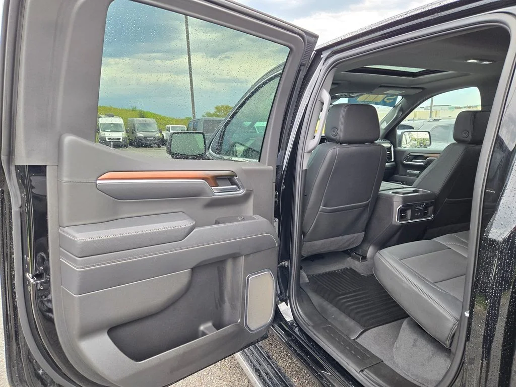 Used 2025 Black GMC Denali image 29