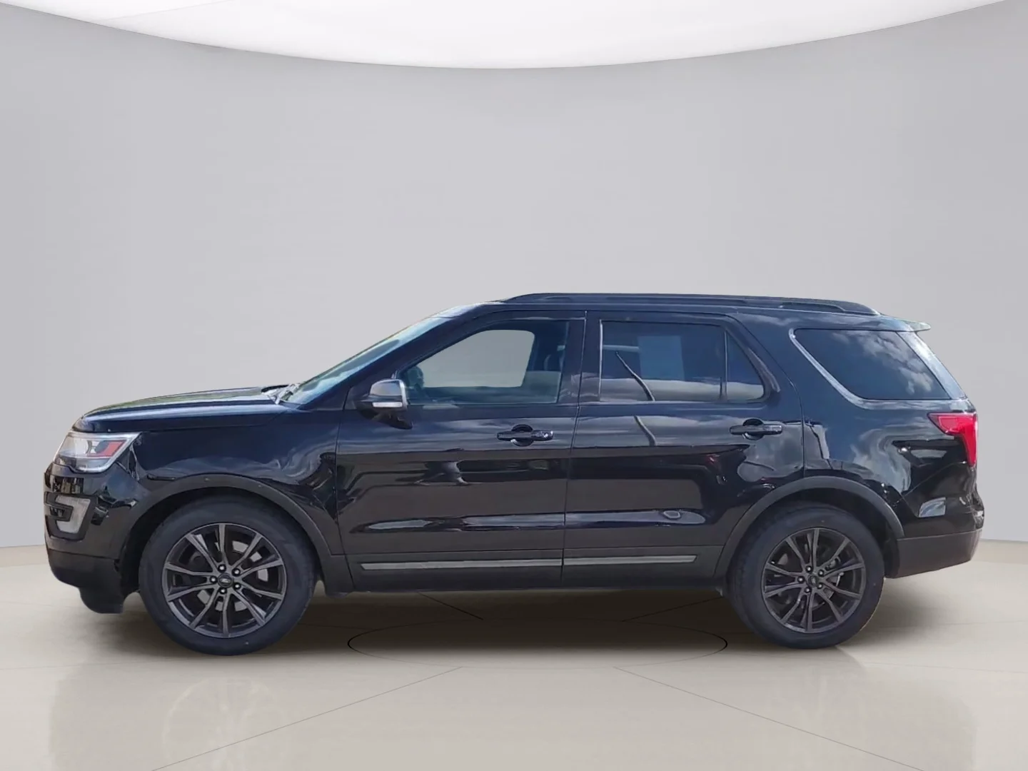 Used 2017 Black Ford XLT image 2
