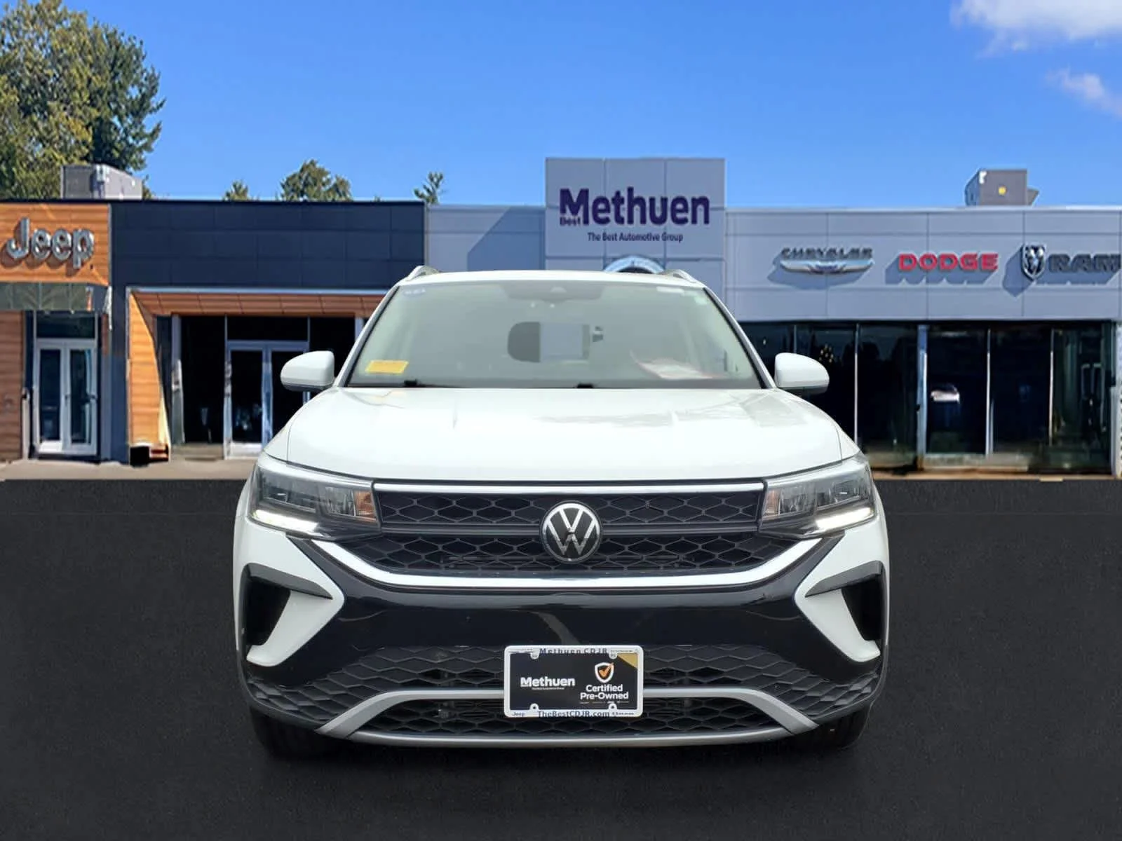 Used 2023 Pure White Volkswagen SE image 2