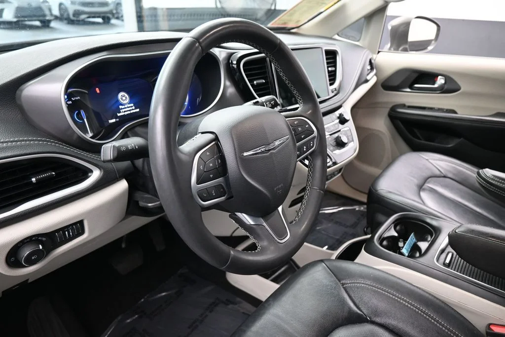 Used 2022 Ceramic Gray Clearcoat Chrysler Touring L image 10