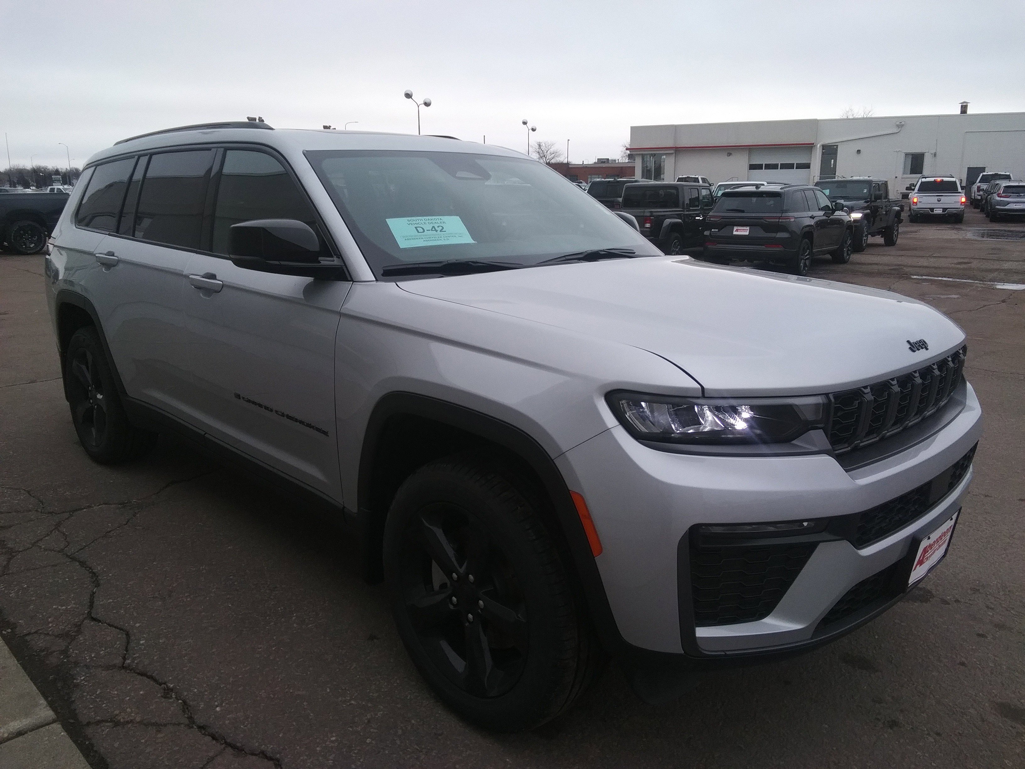 New 2026 Silver Zynith Exterior Paint Jeep Limited image 4
