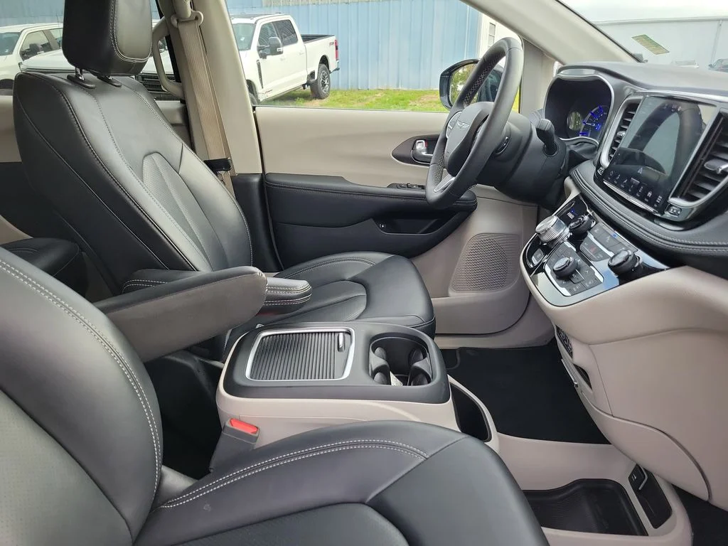 Used 2024 Black Chrysler Select image 37