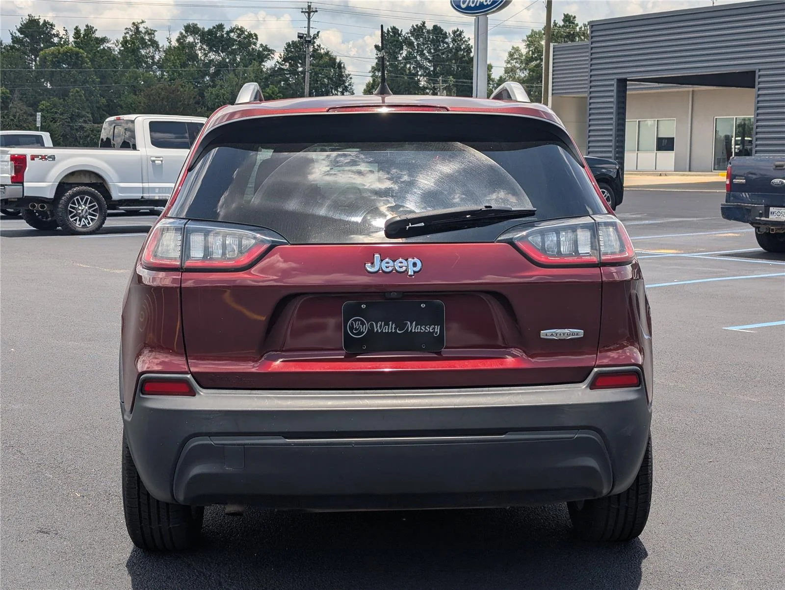 Used 2019 Velvet Red Pearlcoat Jeep Latitude image 4