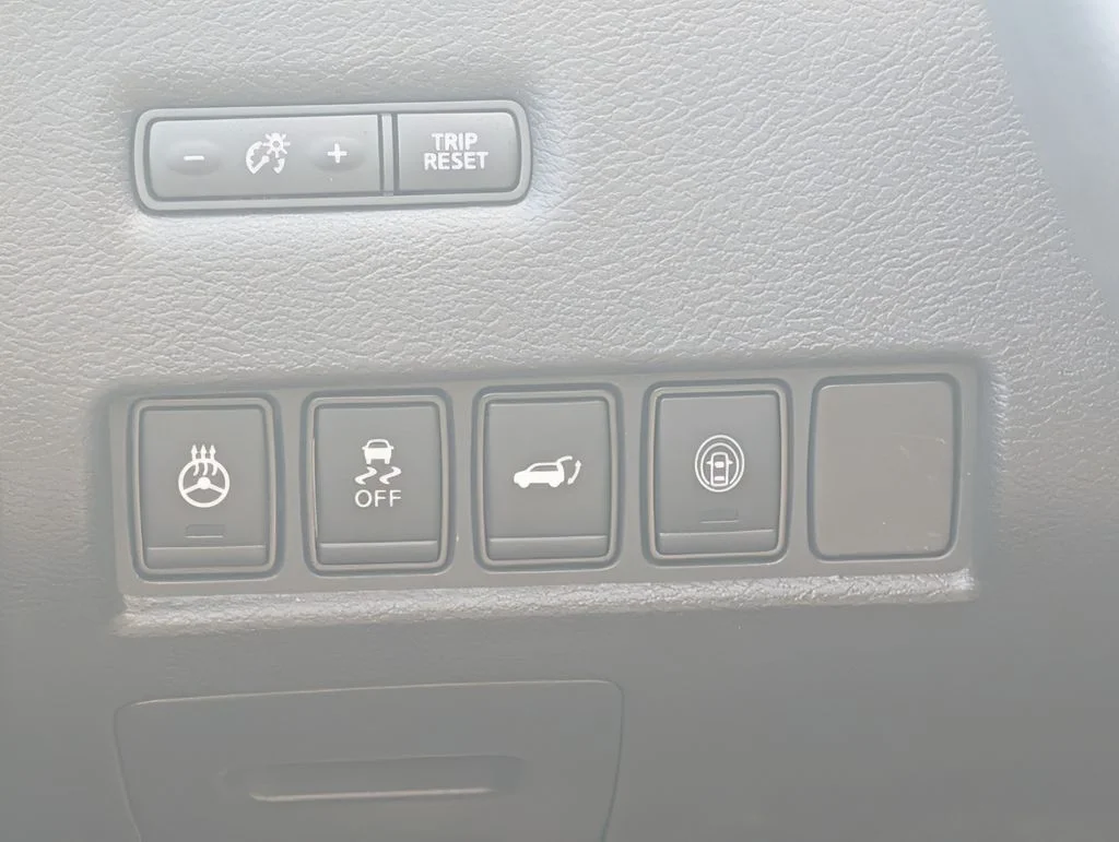 Used 2023 White Nissan Platinum image 19
