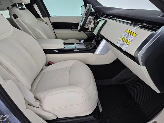 New 2026 Ionian Silver in Gloss finish Land Rover SE image 3