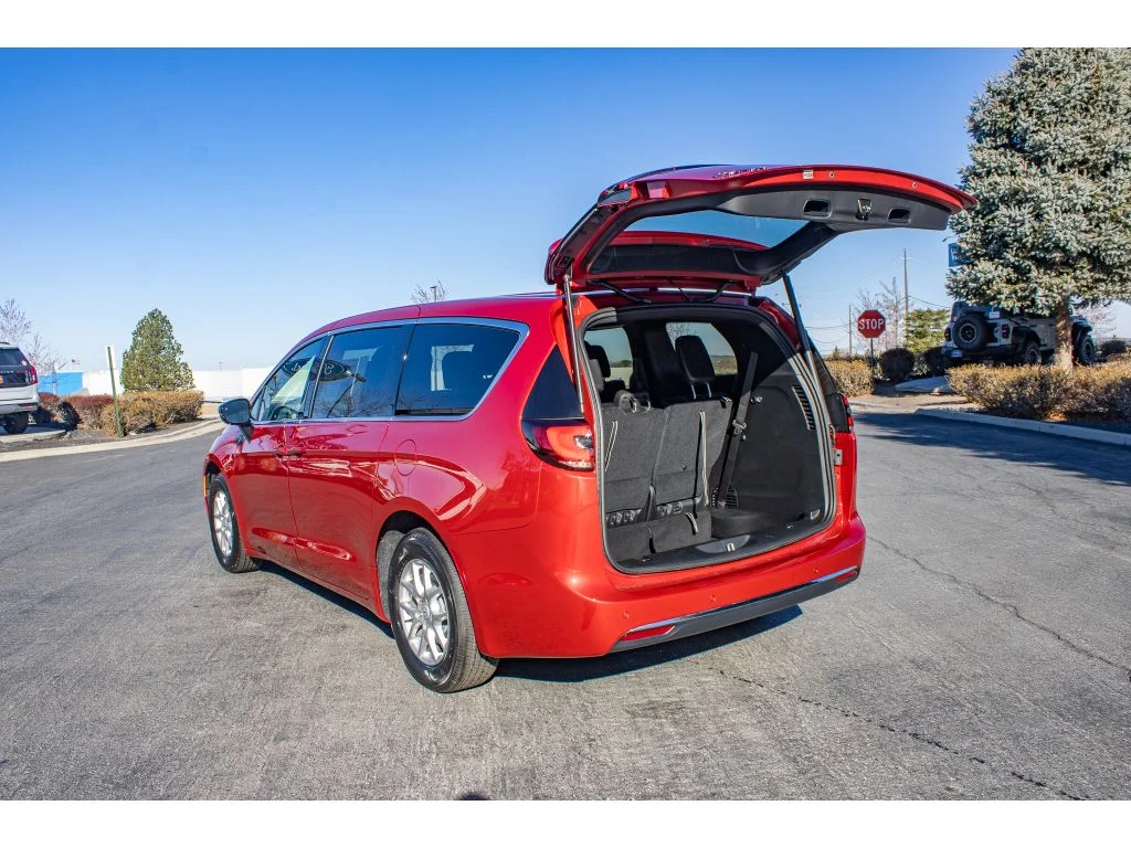 New 2026 Red Hot Pearlcoat Chrysler Select image 9