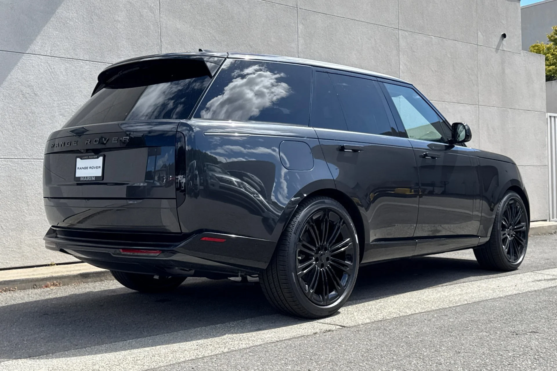 New 2026 Carpathian Grey Land Rover SE image 2