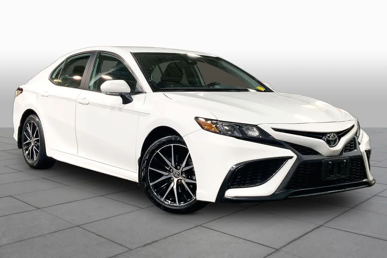 Used 2024 Ice Cap Toyota SE image 3