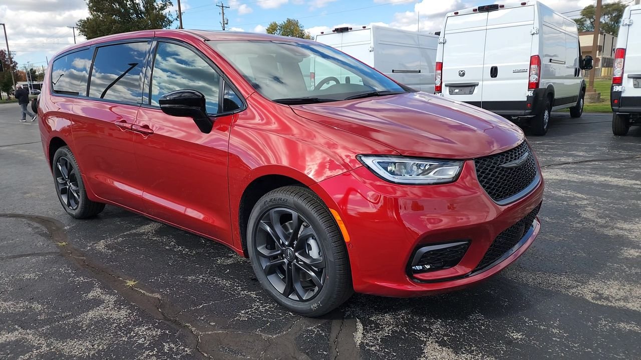 New 2026 Red Hot Pearl-Coat Exterior Paint Chrysler Select image 2