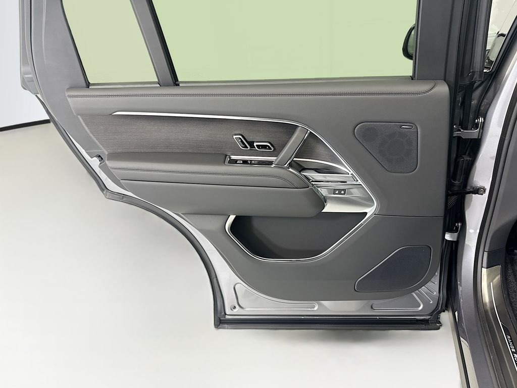 New 2026 Eiger Grey Land Rover SE image 25