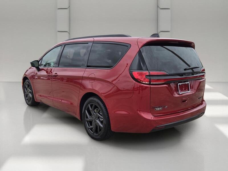 New 2027 Red Hot Pearl-Coat Exterior Paint Chrysler LIMITED FWD image 3