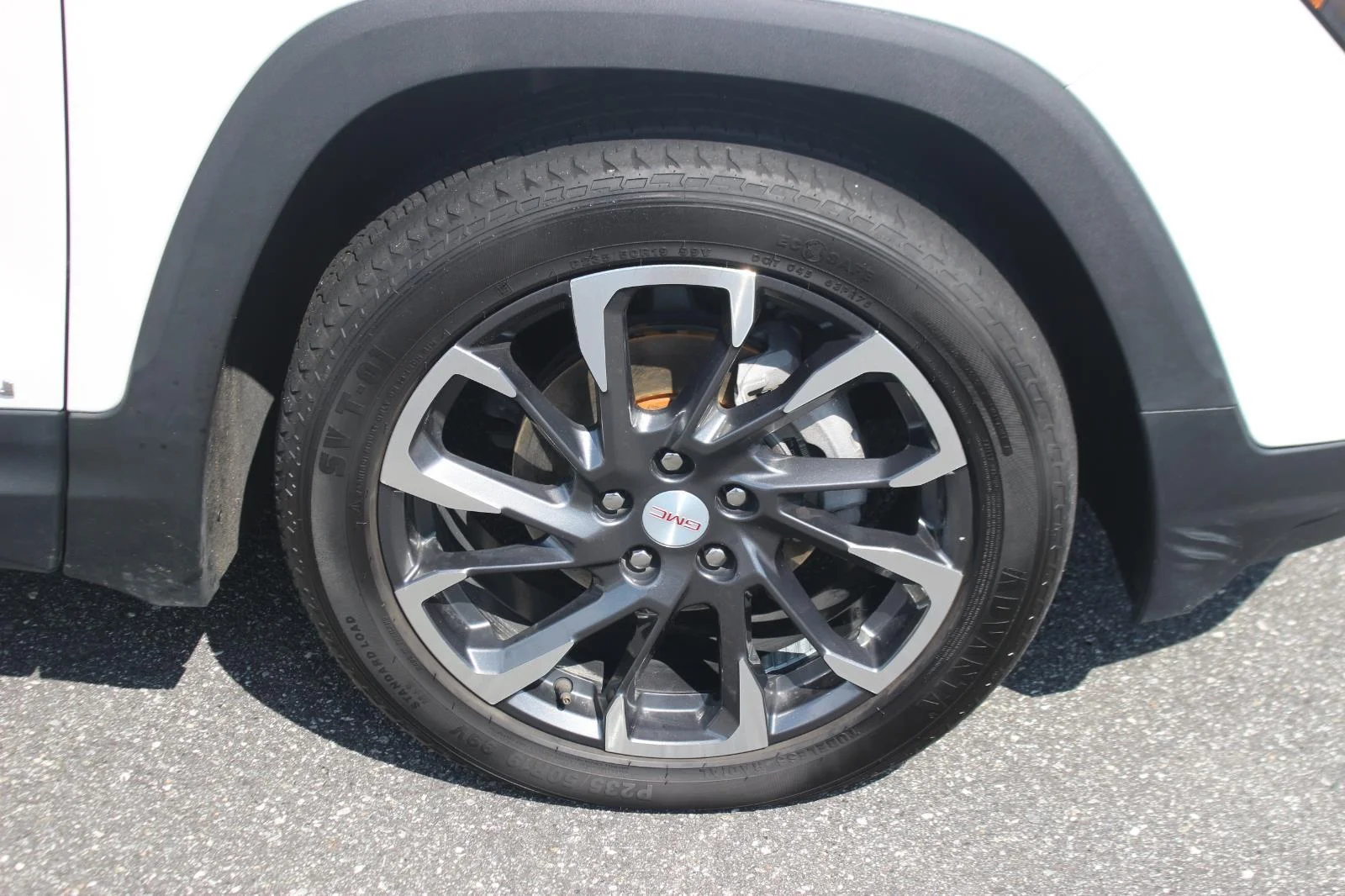 Used 2022 White Frost Tricoat GMC SLT image 39