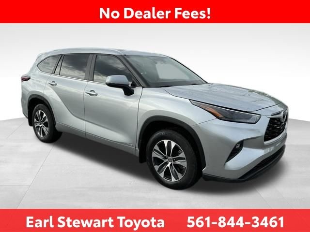 Certified Used 2025 Silver Toyota XLE image 3