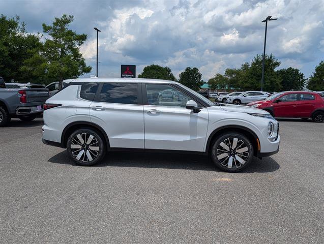 Used 2025 White Diamond Mitsubishi SE image 6
