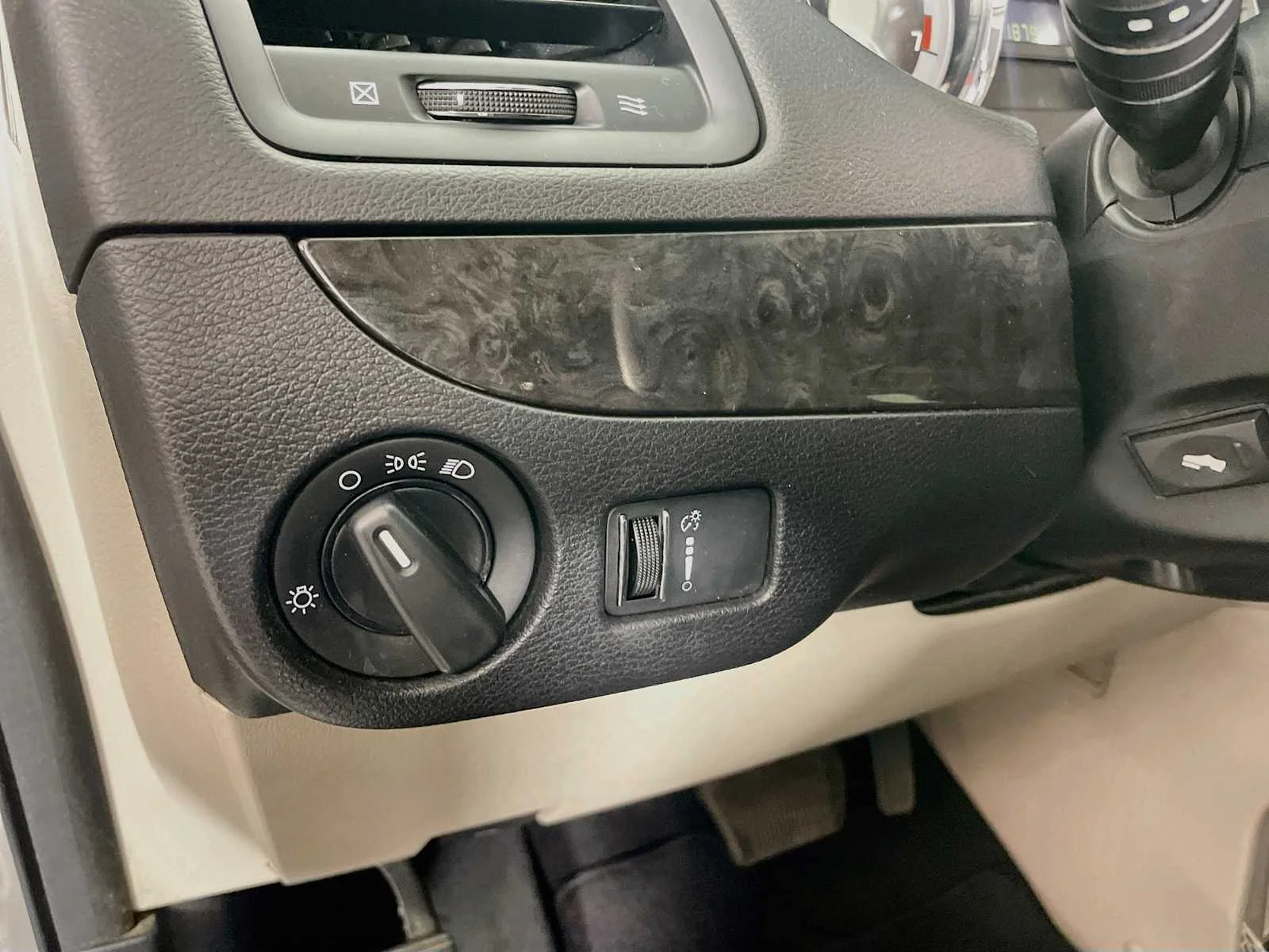 Used 2014 Bright White Clearcoat Dodge SXT image 8