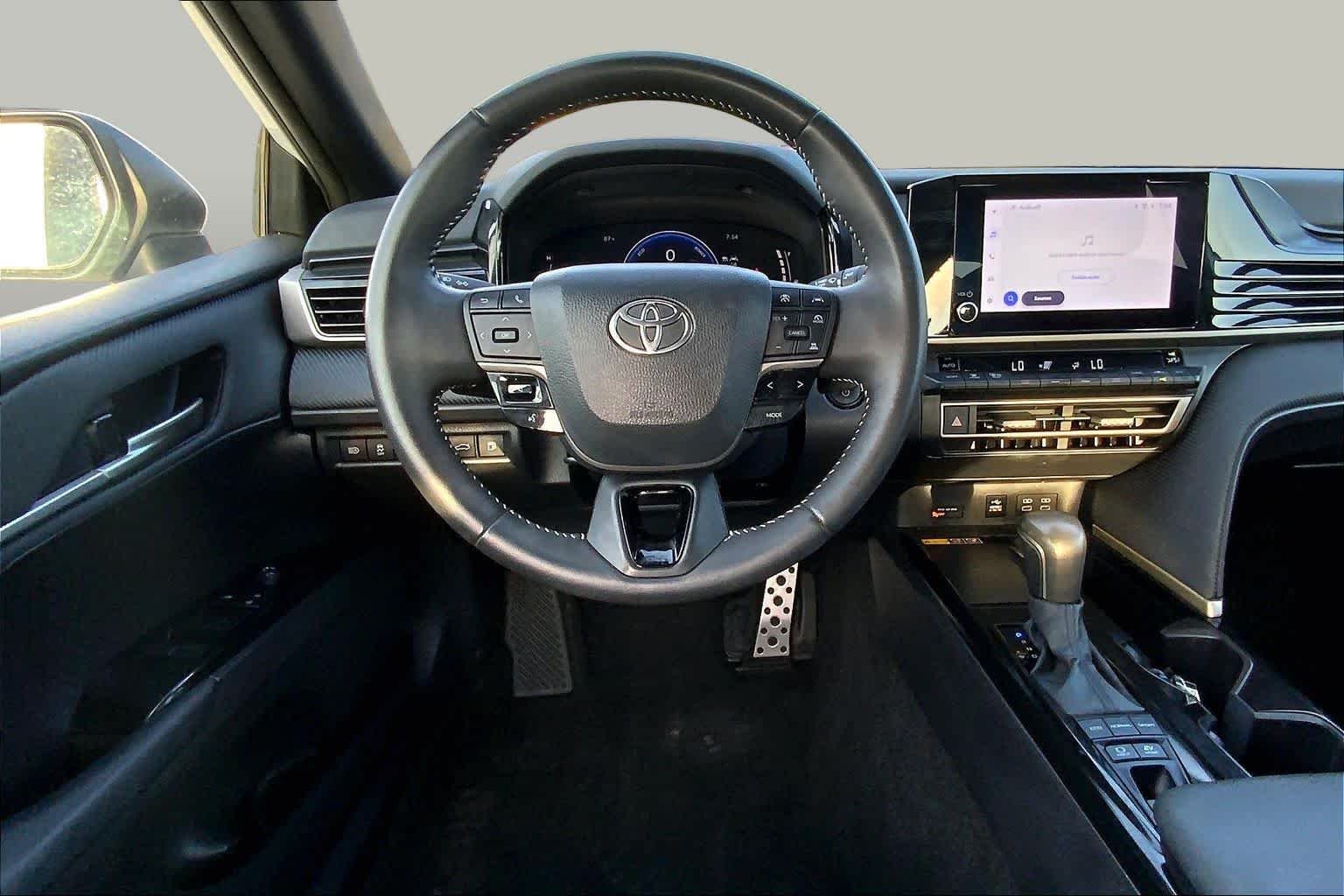 Used 2025 Ice Cap Toyota SE image 6