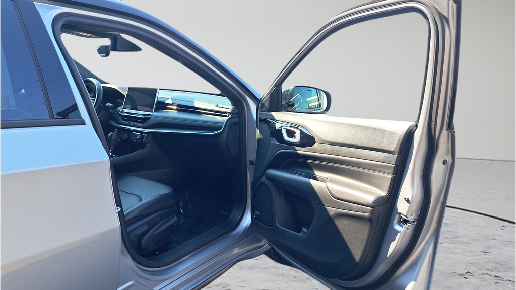 Used 2022 Silver Jeep Limited image 15