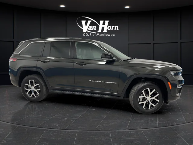 Used 2025 Pearlcoat Jeep Limited image 4