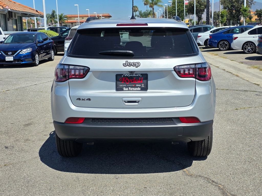 New 2026 Silver Zynith Metallic Clearcoat Jeep Latitude image 5