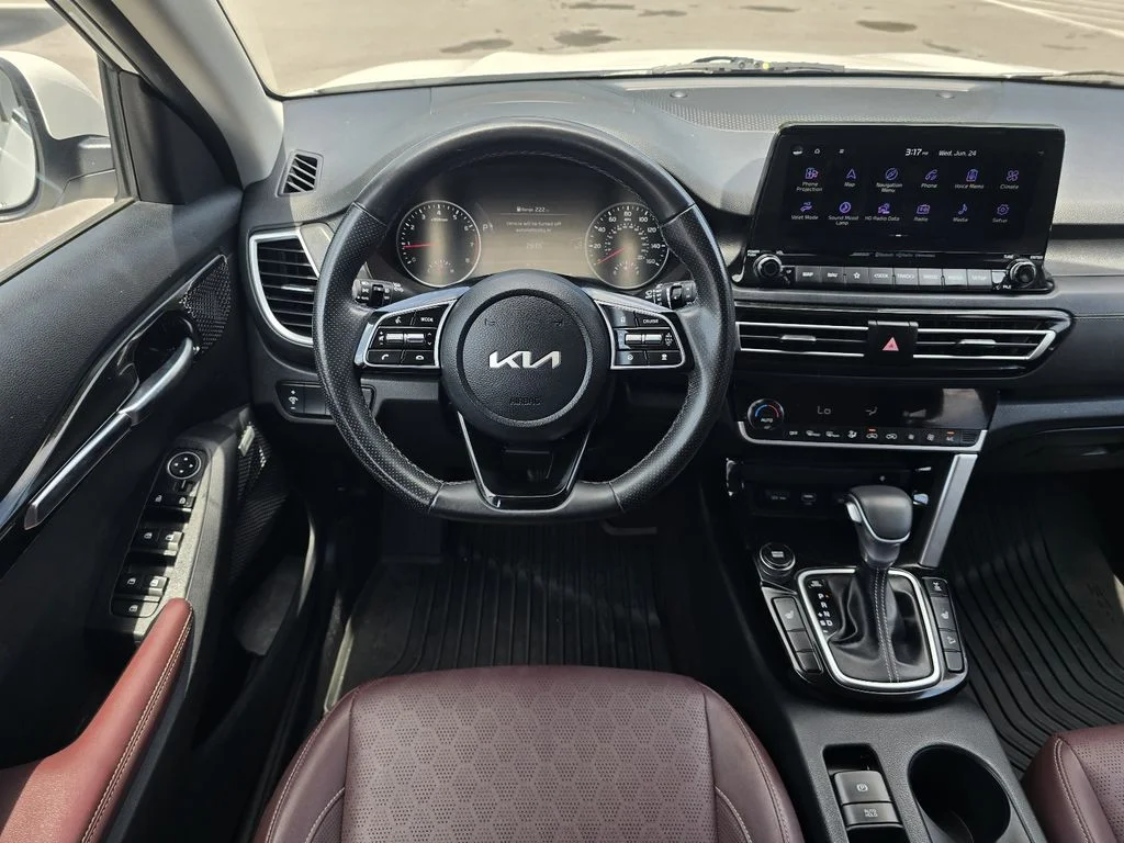Used 2022 Snow White Pearl Kia SX image 13